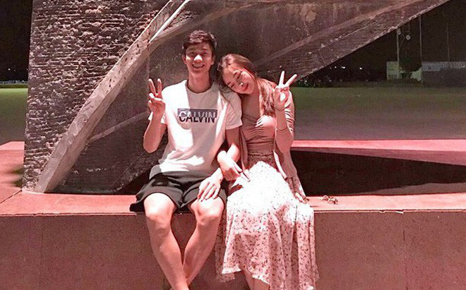 Mỗi tấm ảnh chụp chung với bạn trai, Nhật Linh thường chọn phong cách thời trang nữ tính, ngọt ngào.