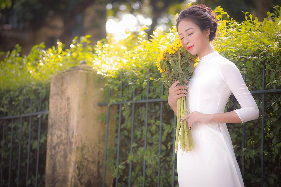 Cô giáo mầm non tương lai duyên dáng trong tà áo dài trắng thướt tha. Ảnh: FBNV. Video "Minh Hằng chia sẻ về phong cách thời trang". Nguồn: VTC.