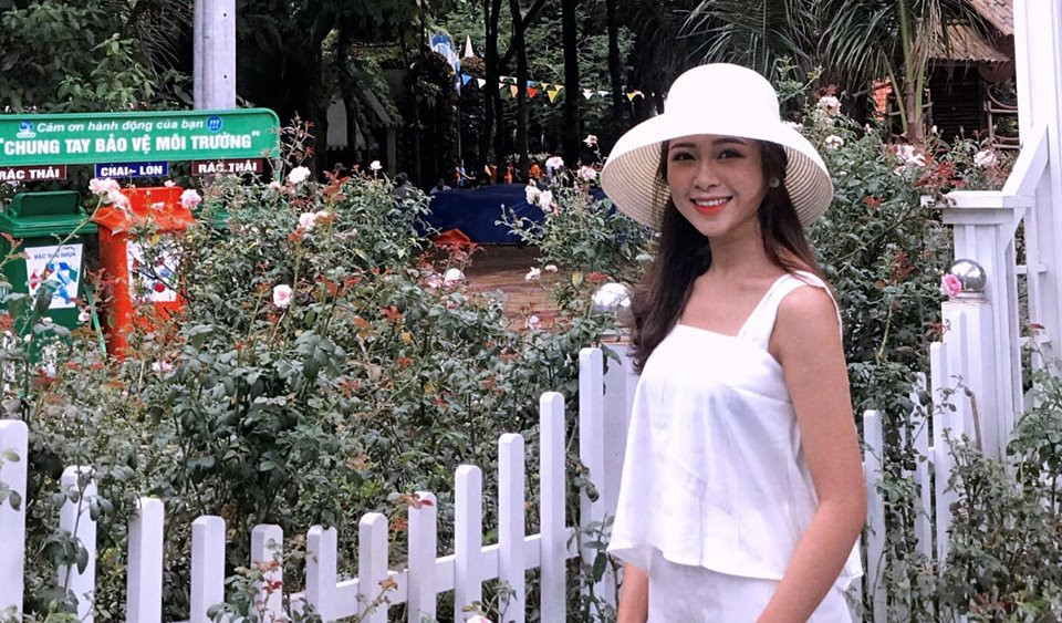 Võ Nhật Linh hiện tại là chuyên gia trang điểm. Mỗi khi ra đường, cô bạn đều chải chuốt kỹ ngoại hình. Ngoài nhan sắc ưa nhìn, 9X còn có vóc dáng cao ráo, thon gọn.