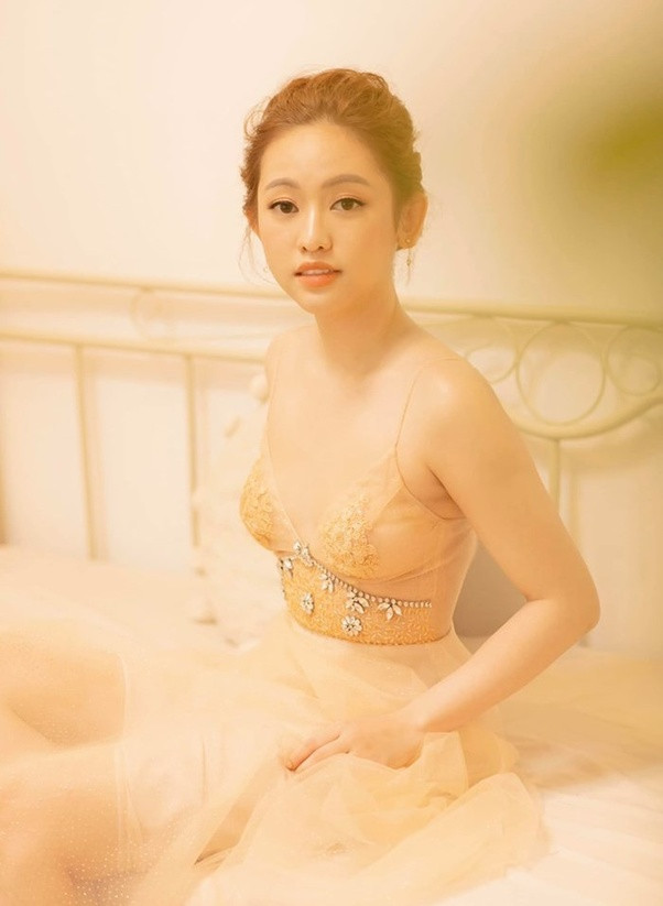 Vòng một sau “dao kéo” khủng vẫn là niềm tự hào của Thúy Vi, vậy nên thông tin cô nàng tháo túi ngực khiến nhiều người không khỏi bất ngờ.