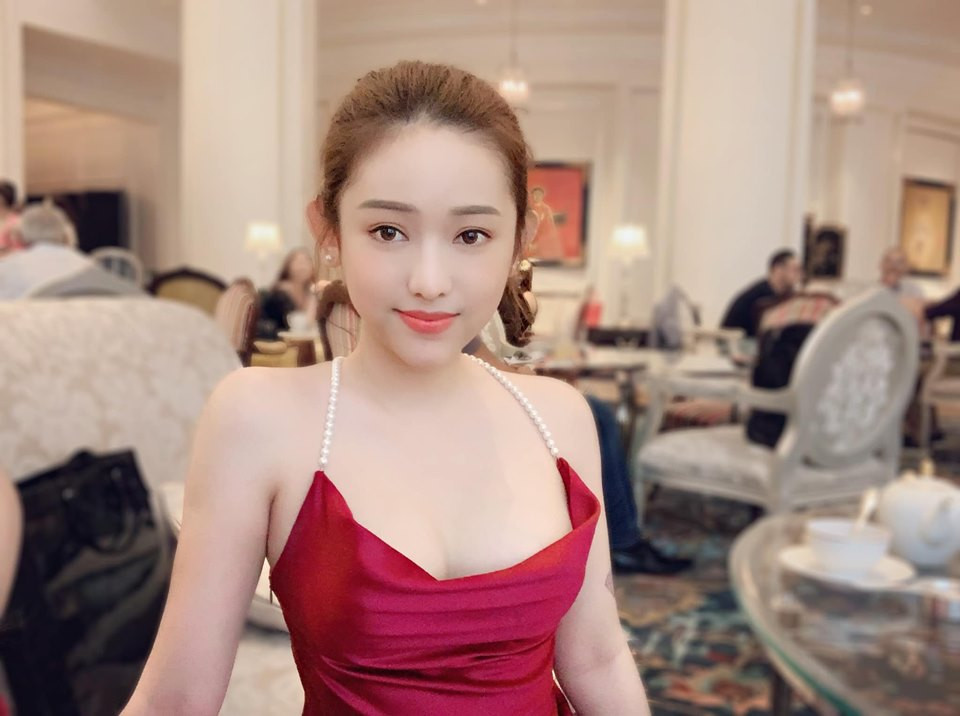 Sau tháo túi ngực trông Thúy Vi nhẹ nhàng, dễ chịu hơn hắn so với vòng một “siêu to khổng lồ” trước đây.