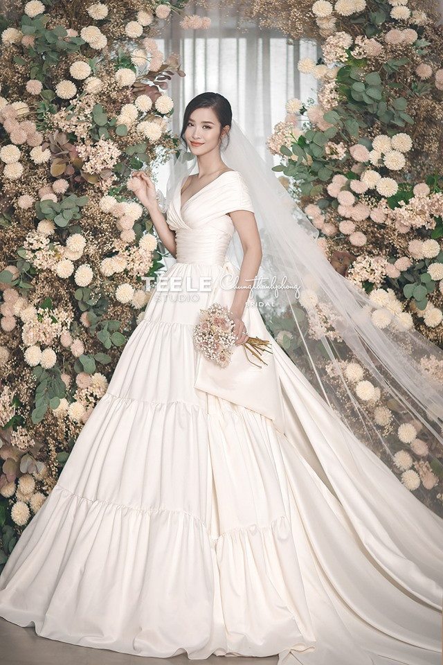 Đặc biệt, 4 chiếc váy còn lại sẽ được hé lộ trong những bộ hình sau. Ngoài ra, NTK cũng bật mí riêng chiếc váy cưới "vedette" sẽ xuất hiện vào phút cuối cùng, bí mật đến nỗi ngay cả Ông Cao Thắng cũng chưa từng nhìn thấy qua.