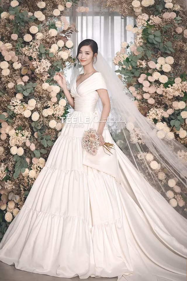 Đặc biệt, 4 chiếc váy còn lại sẽ được hé lộ trong những bộ hình sau. Ngoài ra, NTK cũng bật mí riêng chiếc váy cưới "vedette" sẽ xuất hiện vào phút cuối cùng, bí mật đến nỗi ngay cả Ông Cao Thắng cũng chưa từng nhìn thấy qua.