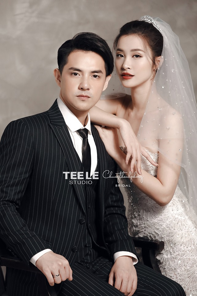 Sở hữu vòng một đầy đặn, sexy nên Đông Nhi càng quyến rũ, hút mắt người xem khi khoác lên mình đầm cưới cúp ngực.