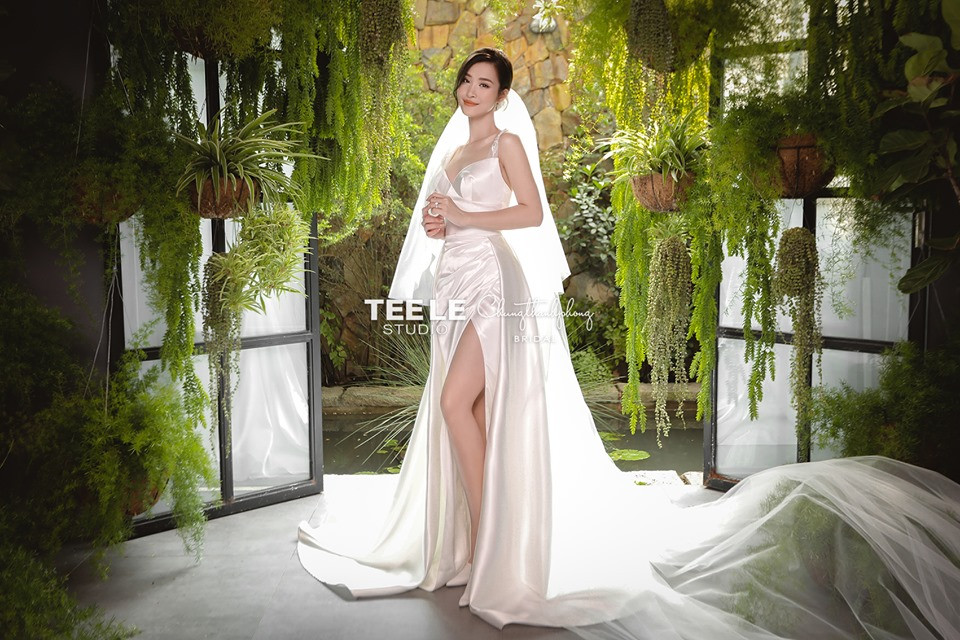 Được biết, 6 bộ váy cưới của Đông Nhi vừa tung ra được Chung Thanh Phong thực hiện trong khoảng thời gian 5 tháng cho nữ ca sĩ.