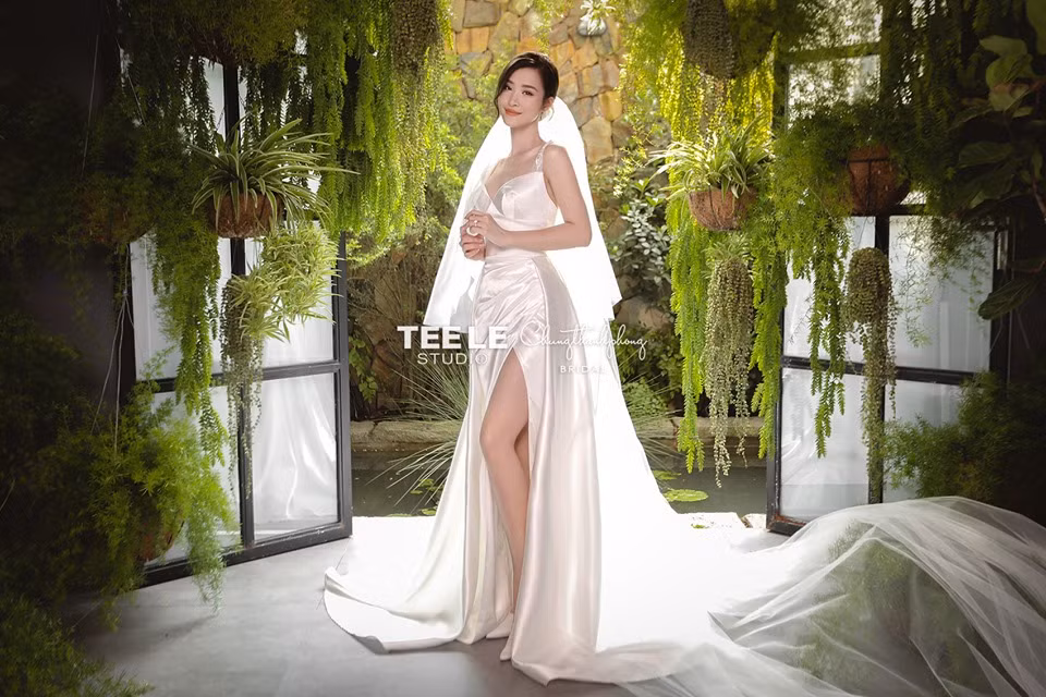 Được biết, 6 bộ váy cưới của Đông Nhi vừa tung ra được Chung Thanh Phong thực hiện trong khoảng thời gian 5 tháng cho nữ ca sĩ.