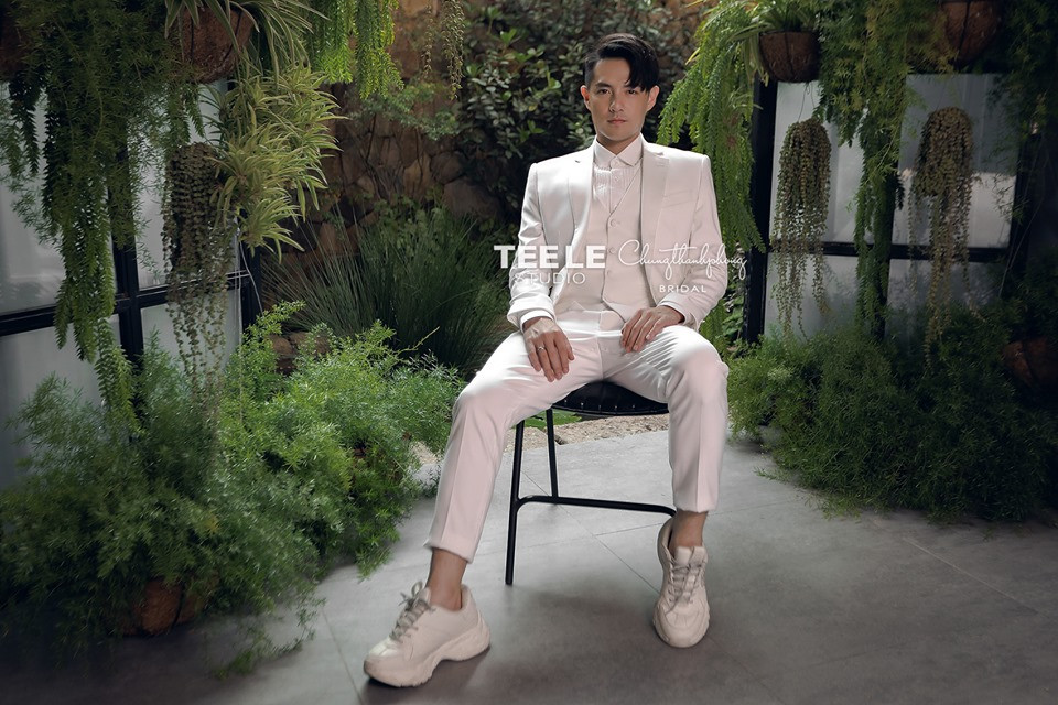 Ngoài những mẫu váy lộng lẫy cho Đông Nhi, Chung Thanh Phong cũng thiết kế cho chú rể Ông Cao Thắng 5 bộ suit lịch lãm khác nhau. Ảnh: Internet. Video "Minh Hằng chia sẻ về phong cách thời trang". Nguồn: VTC.