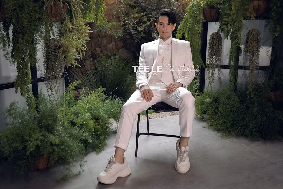 Ngoài những mẫu váy lộng lẫy cho Đông Nhi, Chung Thanh Phong cũng thiết kế cho chú rể Ông Cao Thắng 5 bộ suit lịch lãm khác nhau. Ảnh: Internet. Video "Minh Hằng chia sẻ về phong cách thời trang". Nguồn: VTC.