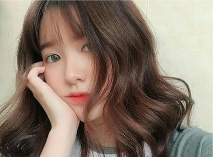 Tóc gợn sóng: Với những nàng có mái tóc dài nhưng không đủ dũng khí để cắt ngắn thì thay đổi một chút bằng những lọn sóng tự nhiên trên tóc sẽ ngay lập tức mang đến cho bạn một diện mạo mới. Mái tóc xoăn nhẹ lãng mạn này còn giúp cho gương mặt của bạn trông thon gọn, trẻ trung hơn.