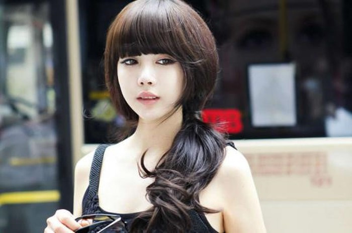 Tóc mái bằng: Phần mái bằng chắc chắn sẽ khiến bạn trông khác lạ và trẻ trung hơn rất nhiều. Kiểu tóc mái này còn giúp che đi vùng trán phía trước, tạo cảm giác mái tóc dày dặn hơn. Tuy nhiên, kiểu tóc này chỉ phù hợp với các nàng ở độ tuổi 30 trở xuống.