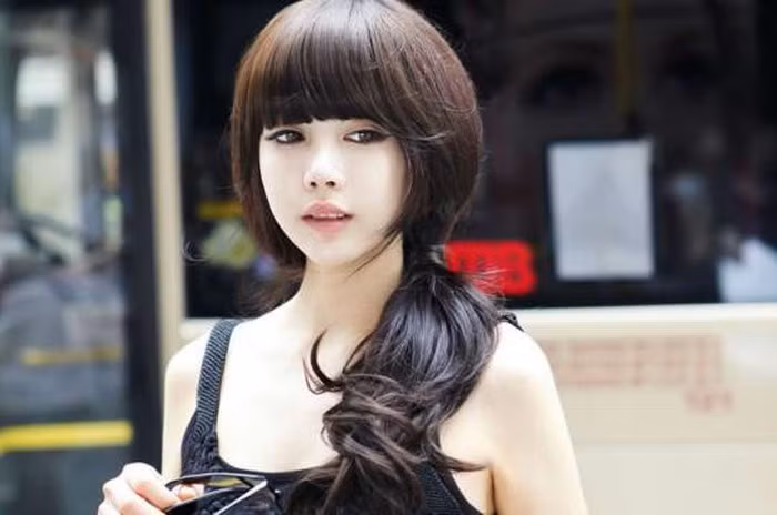 Tóc mái bằng: Phần mái bằng chắc chắn sẽ khiến bạn trông khác lạ và trẻ trung hơn rất nhiều. Kiểu tóc mái này còn giúp che đi vùng trán phía trước, tạo cảm giác mái tóc dày dặn hơn. Tuy nhiên, kiểu tóc này chỉ phù hợp với các nàng ở độ tuổi 30 trở xuống.