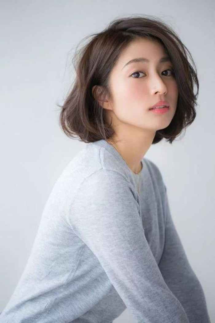 Tóc bob hơi xoăn: Đây là phong cách rất phương Tây với độ dài vừa phải, kiểu tóc được đánh rối cùng dầu dưỡng sẽ giúp bạn trở nên quyến rũ hơn mà không gây khó chịu ngay cả khi ở môi trường công sở.