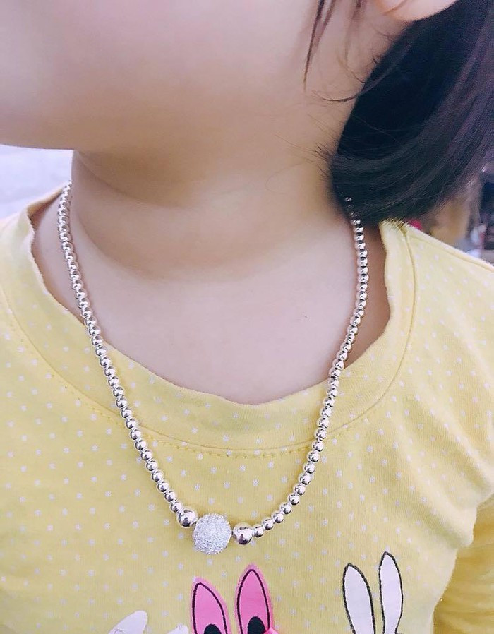 Be trai 2 tuoi suyt chet vi deo day chuyen: rui ro khi cho tre deo trang suc