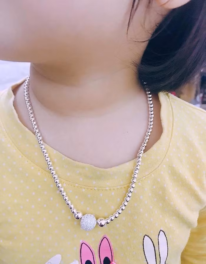 Be trai 2 tuoi suyt chet vi deo day chuyen: rui ro khi cho tre deo trang suc