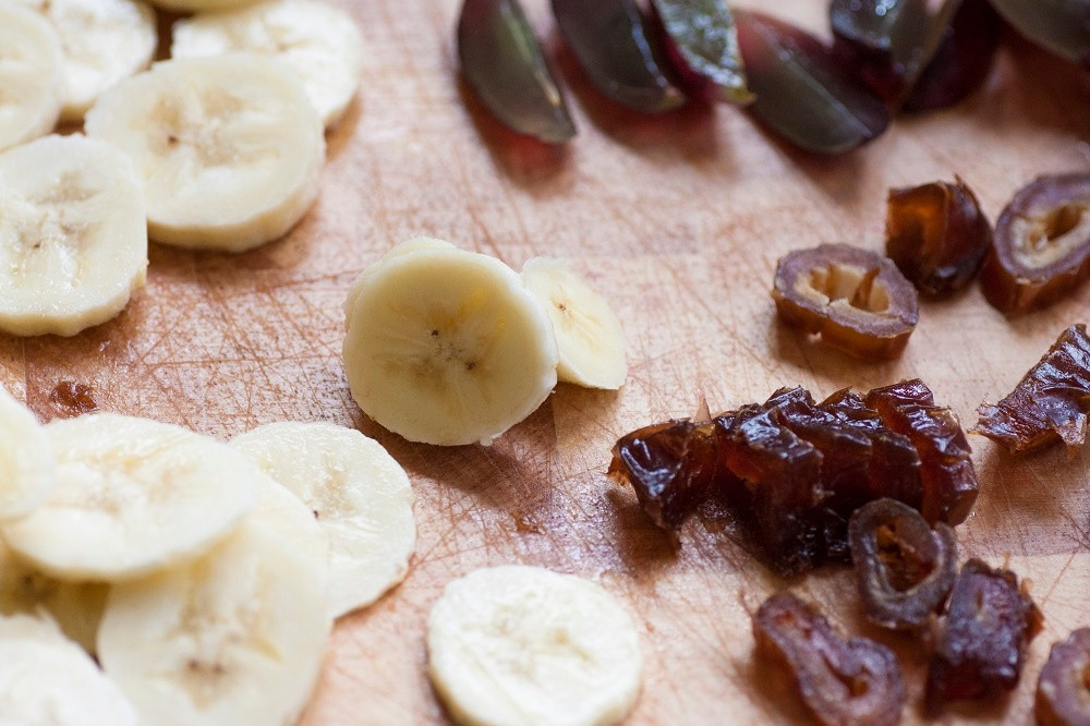 Trái cây: Các loại trái cây như chuối, quả sung, chà là… có thể là nguồn bổ sung chất ngọt tuyệt vời cho chế độ ăn ít đường. Nếu bạn thưởng thức hương vị của chuối, bạn sẽ thưởng thức nhiều chất xơ và kali hơn. Quả sung và chà là cung cấp các khoáng chất như canxi và sắt, và nho khô cũng là một loại trái cây thay thế đường rất tốt. Nếu bạn thích đồ uống lạnh, hãy đông lạnh chuối và thêm chúng vào sinh tố như một chất tạo ngọt tự nhiên.