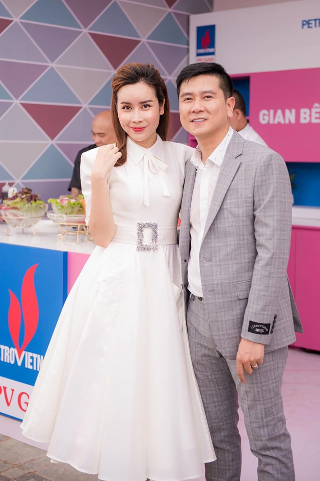 Cặp đôi ăn mặc đồng điệu và tinh tế trong từng sự kiện xuất hiện cùng nhau.