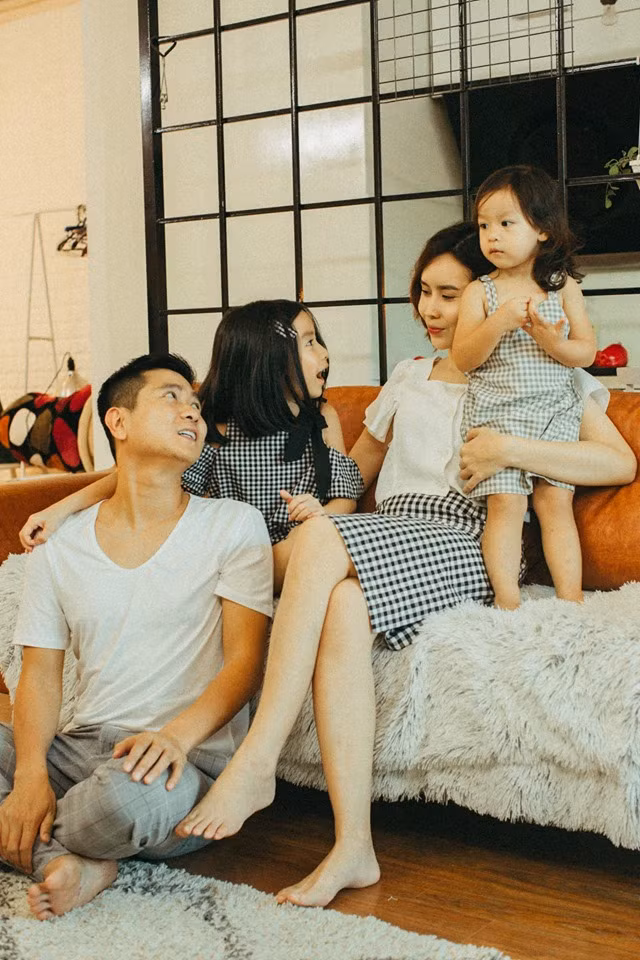 Ngay cả ở nhà, gia đình nữ ca sĩ cũng mặc đồ hết sức đồng điệu.