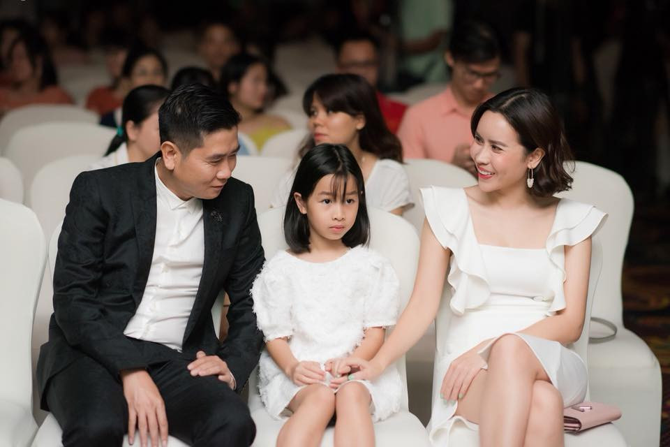 Trắng - đen là hai tông màu thường xuyên được hai vợ chồng chưng diện.