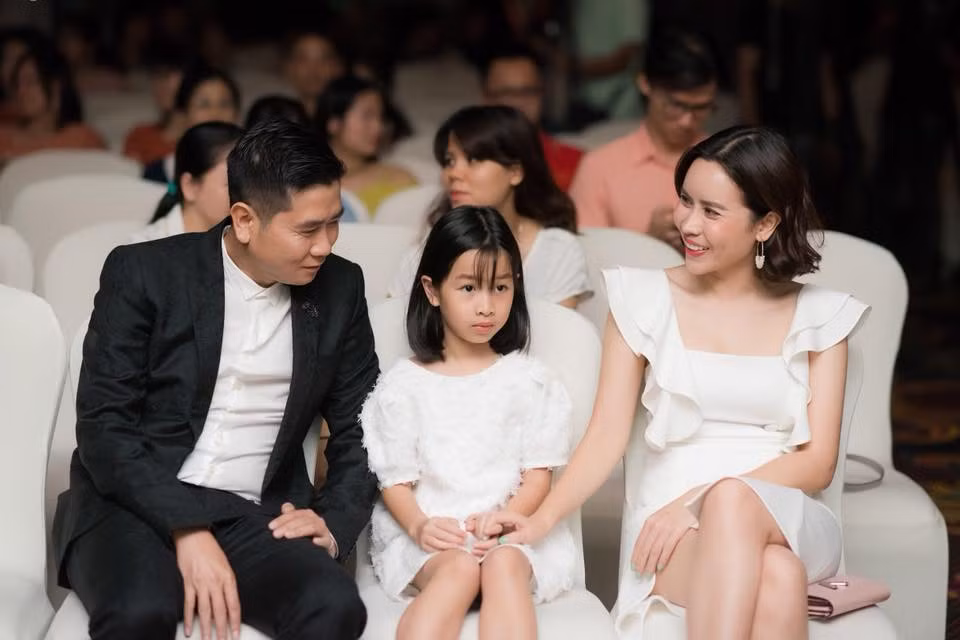 Trắng - đen là hai tông màu thường xuyên được hai vợ chồng chưng diện.