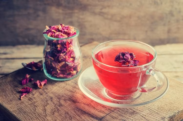 Hỗ trợ giảm cân: Nghiên cứu chỉ ra rằng trà hoa hồng có thể giúp giảm cân. Nước hoa hồng có nhiều chất chống oxy hóa gọi là tiliroside, có thể có đặc tính đốt cháy chất béo, do đó làm giảm nguy cơ béo phì.