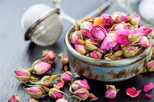 Tăng cường khả năng miễn dịch: Nước hoa hồng chứa vitamin C, một chất chống oxy hóa tan trong nước, đóng vai trò quan trọng trong việc tăng cường hệ thống miễn dịch. Nó hoạt động bằng cách kích thích sản xuất và tăng cường chức năng của các tế bào bạch cầu.