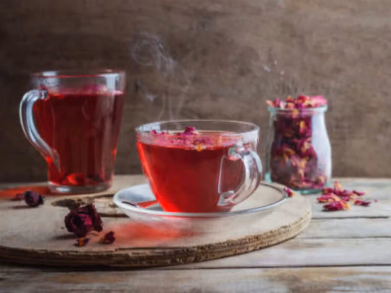  Trà hoa hồng được làm từ nụ và cánh hoa hồng phơi hoặc sấy khô, có hương vị hơi ngọt, thơm và dễ uống. Loại trà này mang lại vô số lợi ích cho sức khỏe - nhờ các flavonoid - vitamin C, polyphenol, carotenoids, catechin và các chất phytochemical khác.