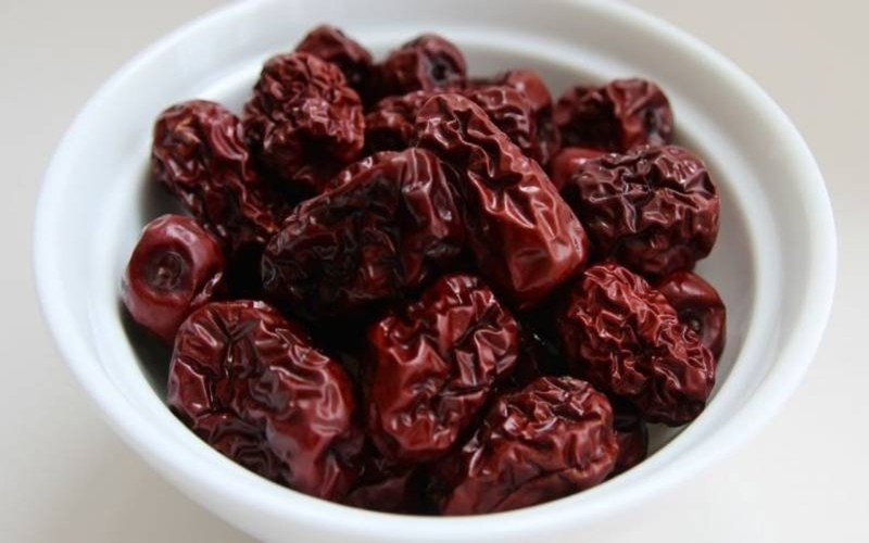 Giúp ngăn ngừa ung thư: Táo tàu khô chứa một lượng vitamin C rất lớn, được cho là có đặc tính chống ung thư mạnh. Ngoài ra, axit triterpenic và polysacarit của loại quả này giúp tiêu diệt các tế bào ung thư và ngăn không cho chúng lan rộng.