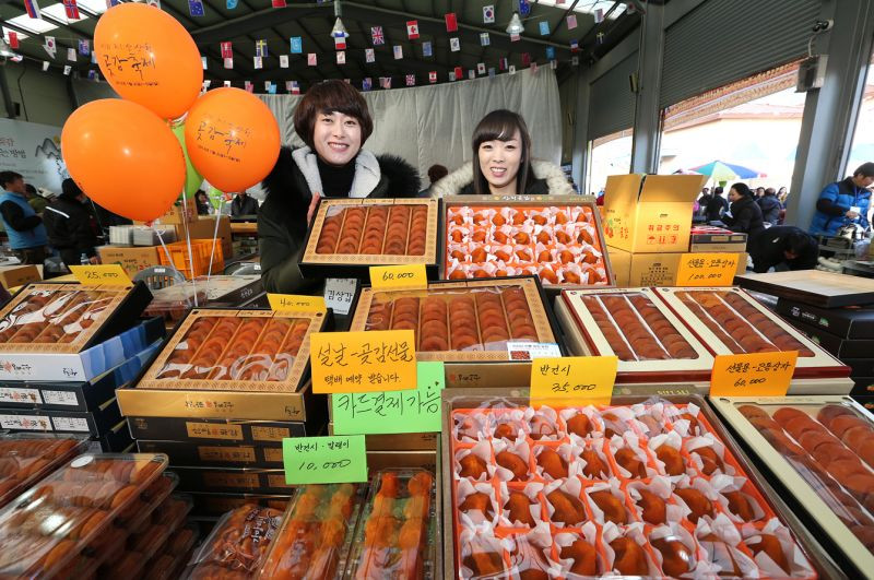 Khi được sấy khô, quả hồng trở nên ngọt hơn rất nhiều và có kết cấu dẻo dai đặc biệt.