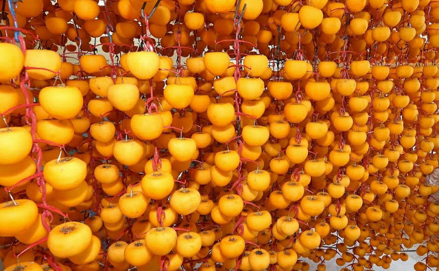 Phải mất khoảng 1-2 tháng cho quá trình sấy khô hồng tự nhiên nhờ gió mùa đông.