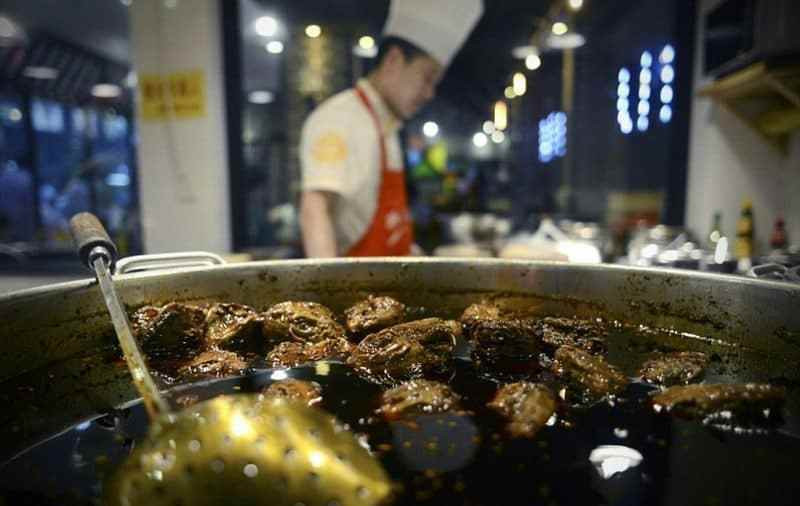 Những con thỏ được chế biến sạch sẽ, sau đó người ta lấy đầu thỏ và ướp với các loại gia vị, nước súp trong hàng tiếng đồng hồ. Rồi người ta nấu chúng thật nhừ, cho thêm chút tiêu, ớt là có thể cho ra đời món ngon được người dân vô cùng ưa chuộng.