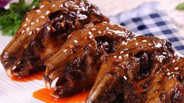 Lý giải việc tại sao người Tứ Xuyên lại thích ăn đầu thỏ, chuyên gia nghiên cứu ẩm thực Trung Quốc, bà Fuchsia Dunlop cho rằng họ rất thích “vật lộn” với các món ăn.