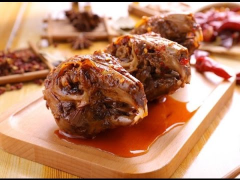 “Việc dùng tay để xé và dùng răng để gặm từng miếng thịt nhỏ làm cho nhiều người thực sự thỏa mãn”, bà Fuchsia Dunlop nói.