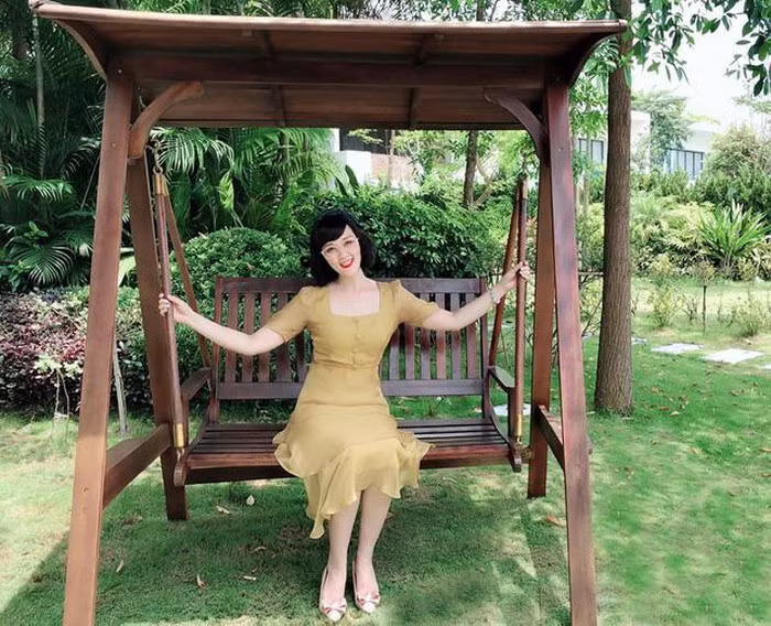 Với cách ăn mặc khá trẻ trung nên người đối diện khó đoán được độ tuổi thật của Vân Dung.