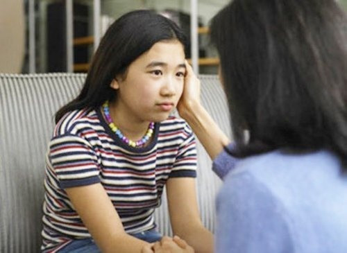 Be gai 13 tuoi nhay lau vi me kiem tra dien thoai: Ren con tuoi day thi co kho?-Hinh-3