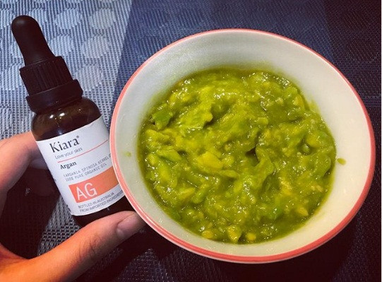 Sử dụng mặt nạ bơ và trứng mỗi tuần một lần: Trộn bơ và trứng với dầu ô liu hoặc dầu argan và một thìa mật ong để tạo ra một mặt nạ siêu bổ dưỡng cho tóc. Bạn có thể đắp mặt nạ này lên tóc khô hoặc ướt, đợi 20 phút và gội sạch. Sử dụng thường xuyên và bạn sẽ nhanh chóng nhận thấy sự khác biệt.