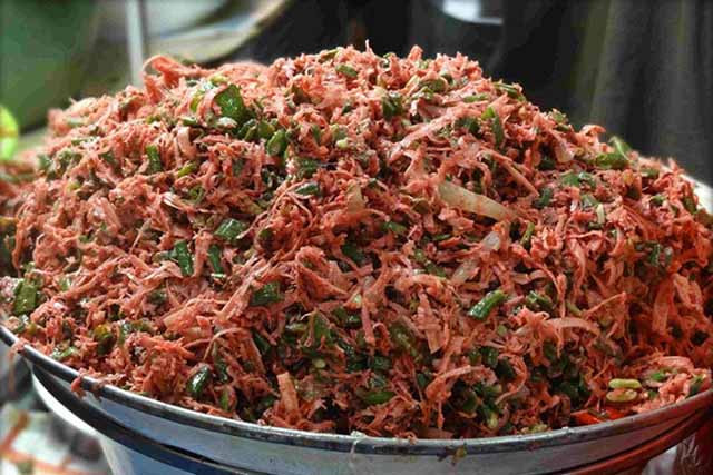 Còn loại salad kỳ lạ còn lại có thành phần chính là thịt sống. Theo đó, Lawar merah (Lawar thịt đỏ) sẽ được chế biến từ thịt đỏ, thịt thái lát và máu lợn.