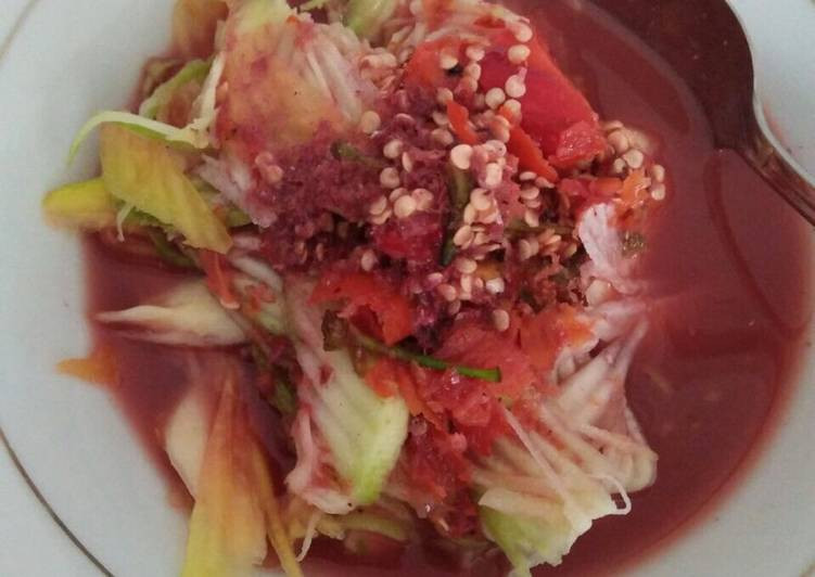 Rujak kuah pindang cũng có khá nhiều phiên bản khác nhau bao gồm các loại trái cây nhiệt đới địa phương như: xoài non, đu đủ non, jicama,… Những loại quả này thường sẽ được cắt bằng dao răng cưa để có hình thù bắt mắt hơn sau đó cho vào nước dùng cá ngừ kuah pindang và rất nhiều ớt.