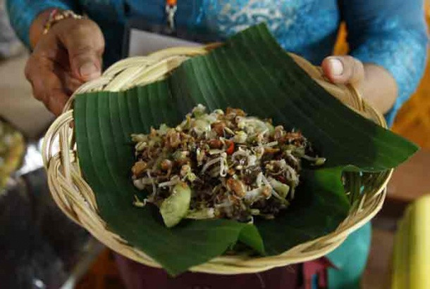 Salad nhộng ong giòn (Lawar Nyawan): Những con nhộng được tách ra khỏi tổ ong bằng cách đun sôi nguyên cả tổ, sau khi chín nó sẽ tự rơi ra ngoài.
