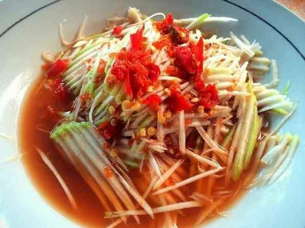 Salad trái cây cùng nước dùng cá ngừ (Rujak kuah pindang): Rujak kuah pindang là món salad trái cây truyền thống của người Bali được phục vụ cùng nước dùng cá ngừ và có vị cực cay bởi các loại ớt được thêm vào.