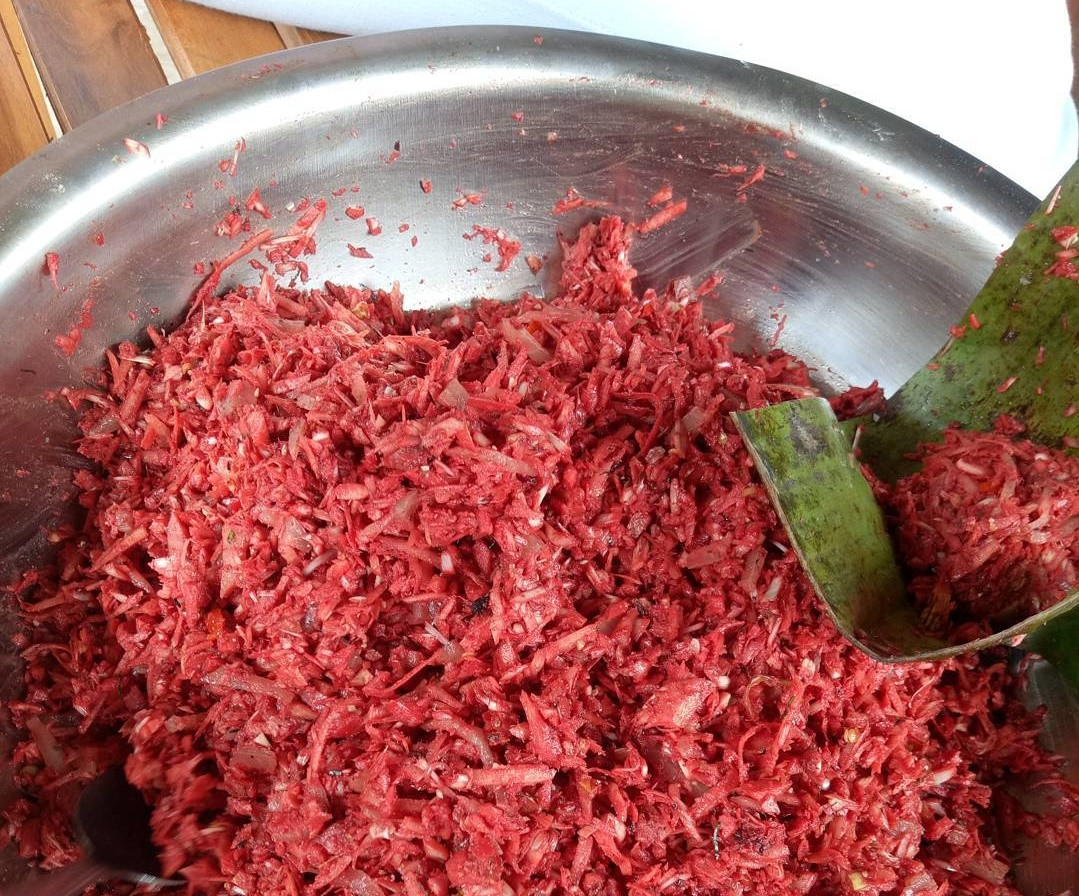 Những nguyên liệu này sẽ được đầu bếp trộn đều lên kèm theo một số gia vị đặc biệt khác. Món ăn này cũng thường được phục vụ hầu hết ở các nhà hàng warung hoặc nhà hàng địa phương có phục vụ thịt lợn nướng babi.