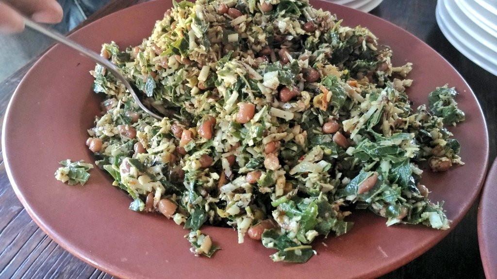 Trong ẩm thực địa phương, Lawar cũng được chia thành 2 loại dựa vào nguyên liệu chế biến.