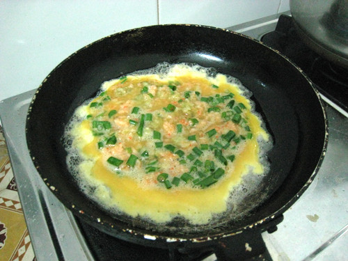 Ngoài những món ăn đã có tên tuổi như một nét văn hóa ẩm thực Hà Thành trên, còn rất nhiều những món ăn từ cốm Hà Nội được các bà nội trợ khéo léo đưa vào thực đơn những bữa cơm gia đình trong mùa cốm như trứng tráng cốm, tôm bọc cốm chiên xù, cánh gà nhồi cốm…Ảnh: Internet. Video "Chế biến món ngon từ nấm đông cô". Nguồn: VTC.