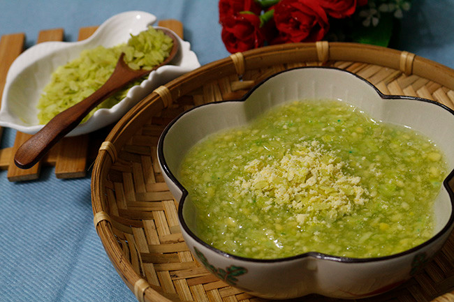 Hòa tan bột năng với một chút nước sau đó chế từ từ vào nồi chè, vừa chế vừa khuấy đều để chè không bị vón cục, khi thấy chè đã có độ sánh đặc như ý là được. Đợi chè sôi lên là tắt bếp, sau đó bạn cho cốm vào khuấy đều rồi múc ra bát để cho nguội, khi ăn bạn rắc thêm dừa bào sợi lên trên và thưởng thức.