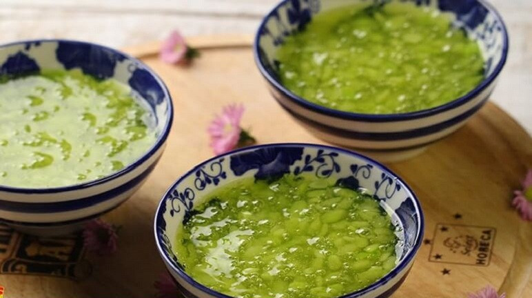 Hướng dẫn cách làm: Lá dứa bạn rửa thật sạch sau đó cắt khúc ngắn, cho vào máy xay sinh tố và xay thật nhuyễn, đổ ra lọc lấy nước cốt. Cốm bạn nhặt bỏ những hạt xấu, rửa sơ qua cho sạch. Cho nước vào nồi cùng với đường phèn, tiếp theo bạn bật bếp nấu cho đường tan hết thì cho nước cốt lá dứa vào nấu cho sôi lên.