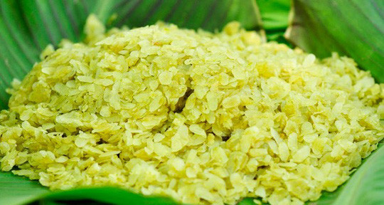 Chuẩn bị nguyên liệu: 200 gram cốm dẹp, 100 gram đường phèn, lá dứa, dừa bào sợi, bột năng hoặc bột sắn, 1 lít nước.