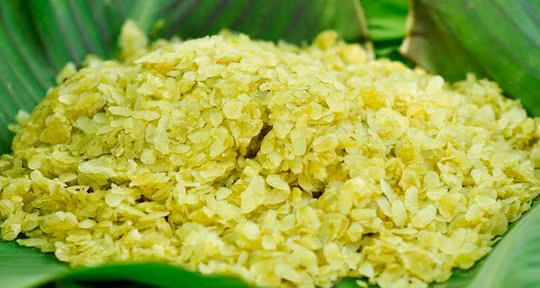 Chuẩn bị nguyên liệu: 200 gram cốm dẹp, 100 gram đường phèn, lá dứa, dừa bào sợi, bột năng hoặc bột sắn, 1 lít nước.