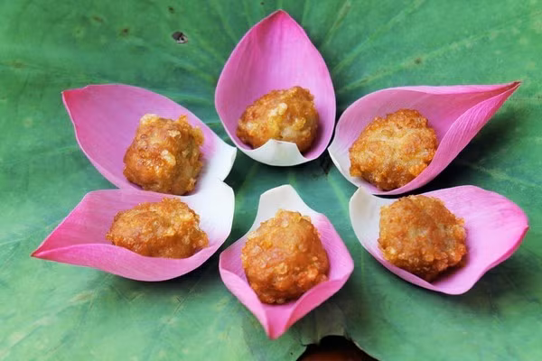 Miếng chả cốm còn sống được đem hấp qua sau đó mới chiên vàng trên chảo dầu nóng. Vào những ngày tiết trời se lạnh, chả cốm nóng giòn được ăn cùng bánh mỳ, bún hoặc cơm. Món ngon có vị dẻo thơm từ cốm, xốp từ lớp vỏ ngoài và đậm đà của thịt khiến bữa cơm cứ thế mà nhanh chóng vơi đi.