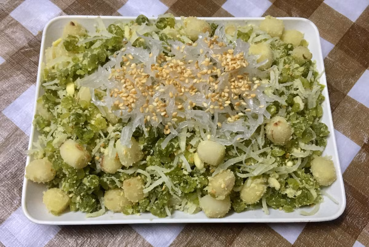 Xôi cốm: Một món ngon từ cốm nữa cũng không thể không nhắc tới là xôi cốm. Vẫn là nét đặc trưng vốn có của cốm mùa thu nhưng khi được biến tấu thành món xôi mềm dẻo, từng hạt cốm lại trở nên thật khác biệt.