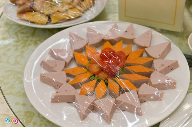 Giò lụa, chả quế sẽ khiến các cầu thủ của hai đội tuyển nhớ đến hương vị quê nhà. Ảnh: Zing.