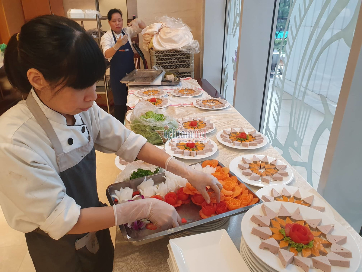 Những món ăn được bày biện, trang trí tỉ mỉ để chiêu đãi các cầu thủ vàng Việt Nam. Ảnh: Vietnamnet.